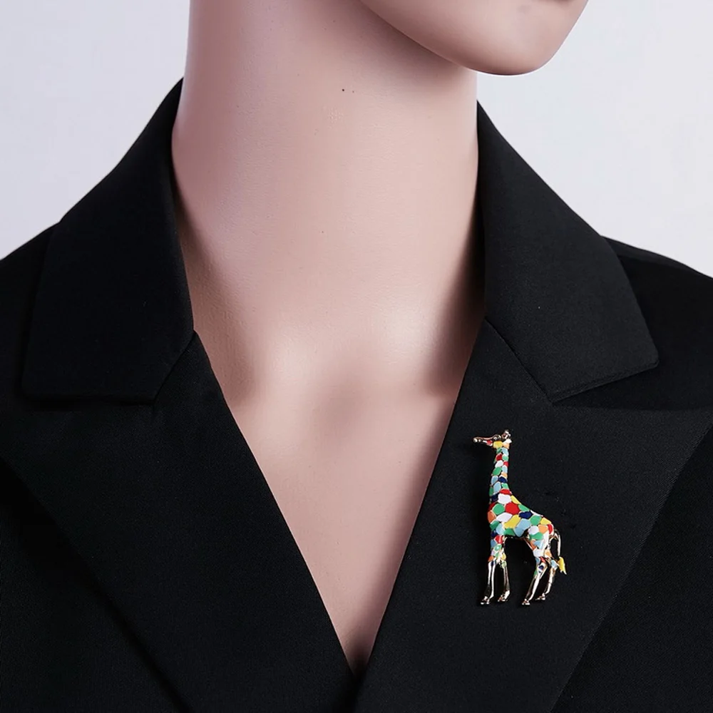 Colorful Giraffe Fashion Brooch Lovely Cartoon Brooch Collar Pin Alloy Scarf Buckle for Women Fashion Jewelry Clothing Decor New