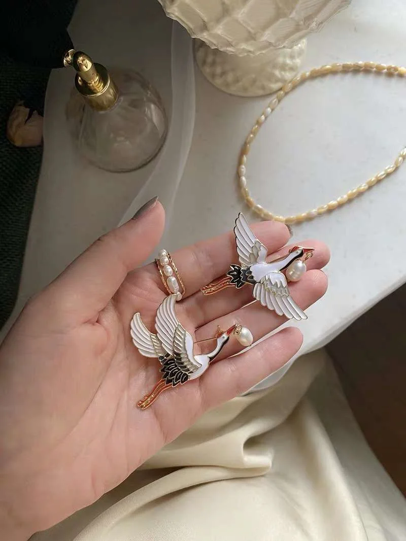 Fashion White Cranes Brooches Enamel Pin Vintage Pin Badge Women Luxury Jewelry Scarf Buckle Corsages Clothes Decoration Fashion White Cranes Brooches Enamel Pin Vintage Pin Badge Women Luxury Jewelry Scarf Buckle Corsages Clothes Decoration