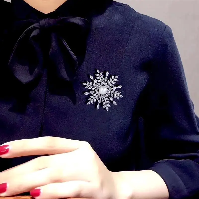 Fashion Brooch Women Breast Pink Snowflake Zircon Badge Snowflake Decor for Clothes Sweat Shawl Scarf Fashion Brooch Women Breast Pink Snowflake Zircon Badge Snowflake Decor for Clothes Sweat Shawl Scarf