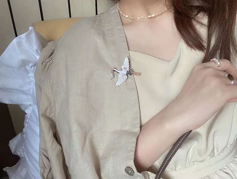 Fashion White Cranes Brooches Enamel Pin Vintage Pin Badge Women Luxury Jewelry Scarf Buckle Corsages Clothes Decoration Fashion White Cranes Brooches Enamel Pin Vintage Pin Badge Women Luxury Jewelry Scarf Buckle Corsages Clothes Decoration